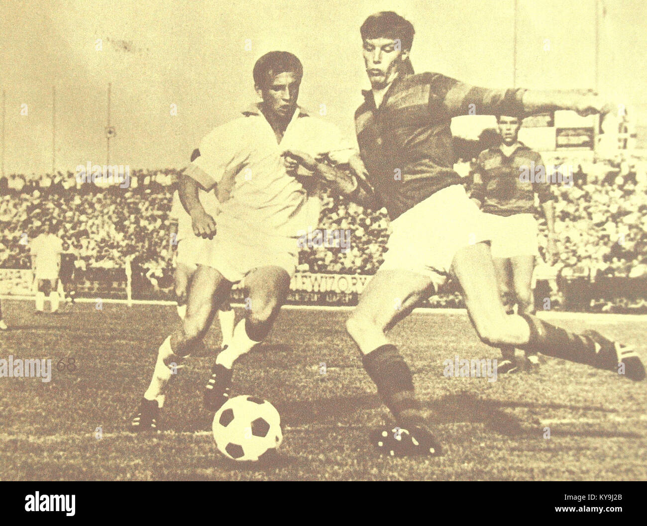 La fotografia mostra Ruch Chorzów, una storica squadra di calcio polacca, in azione durante una partita, evidenziando la sua presenza e il successo di lunga data nella storia del calcio polacco. Foto Stock