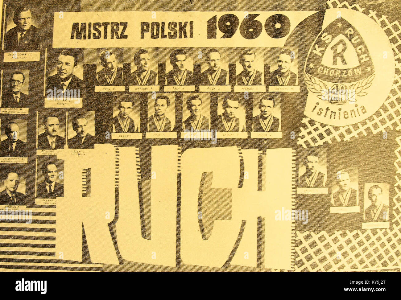 L'immagine documenta la squadra di calcio polacca Ruch Chorzów nel 1960, mostrando i giocatori o il personale in un contesto di squadra o partita, che rappresenta parte della storia sportiva polacca. Foto Stock