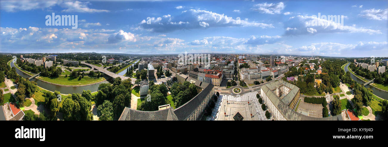 Questa fotografia panoramica mostra Ostrava, Repubblica Ceca, dal nuovo municipio, catturando il layout urbano, l'architettura e il paesaggio urbano di giorno. Foto Stock