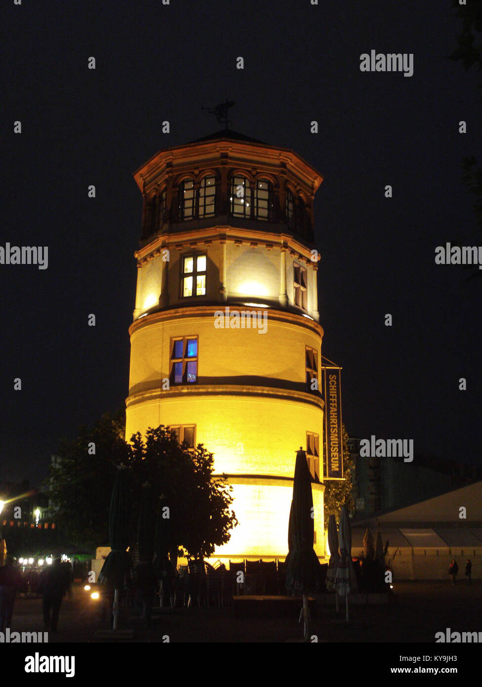 Fotografia dello Schlossturm di Düsseldorf, che mostra la torre storica, l'illuminazione notturna e il paesaggio urbano circostante nel centro della città. Foto Stock