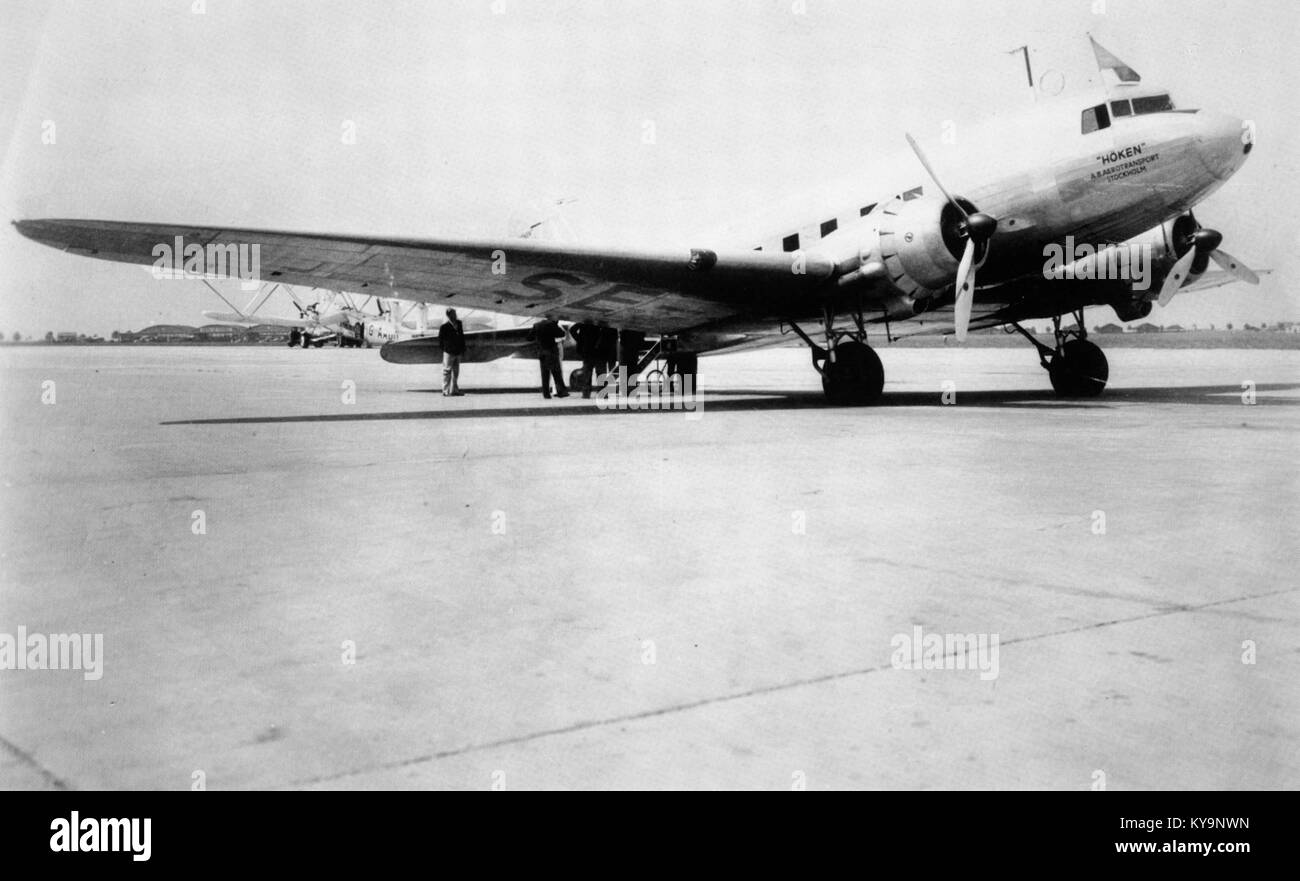 Fotografia dell'aeromobile SAS DC-3 se-BAB Bele Viking a terra in un aeroporto, precedentemente di proprietà di ABA, che mostra la sua struttura, le ali e il carrello di atterraggio. Foto Stock