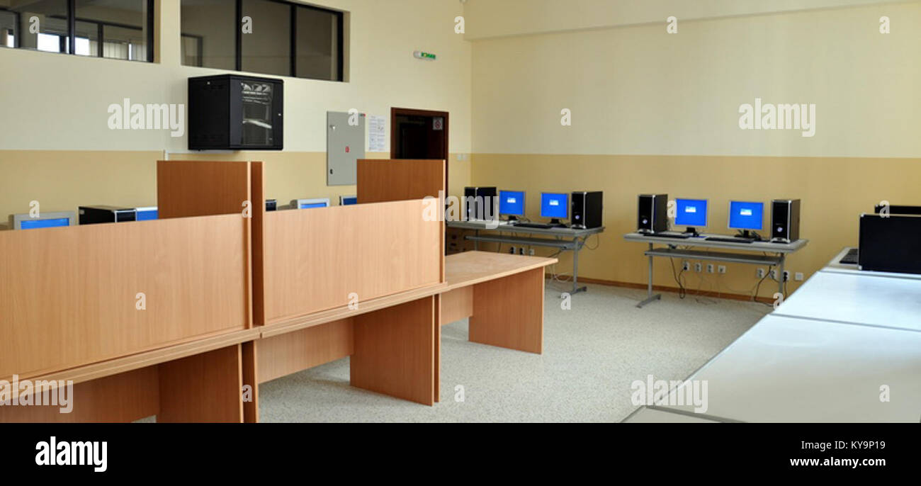 Vista interna del laboratorio di Informatica del Mathematical Gymnasium Belgrado, Serbia, che mostra apparecchiature informatiche e postazioni di lavoro per gli studenti. Foto Stock