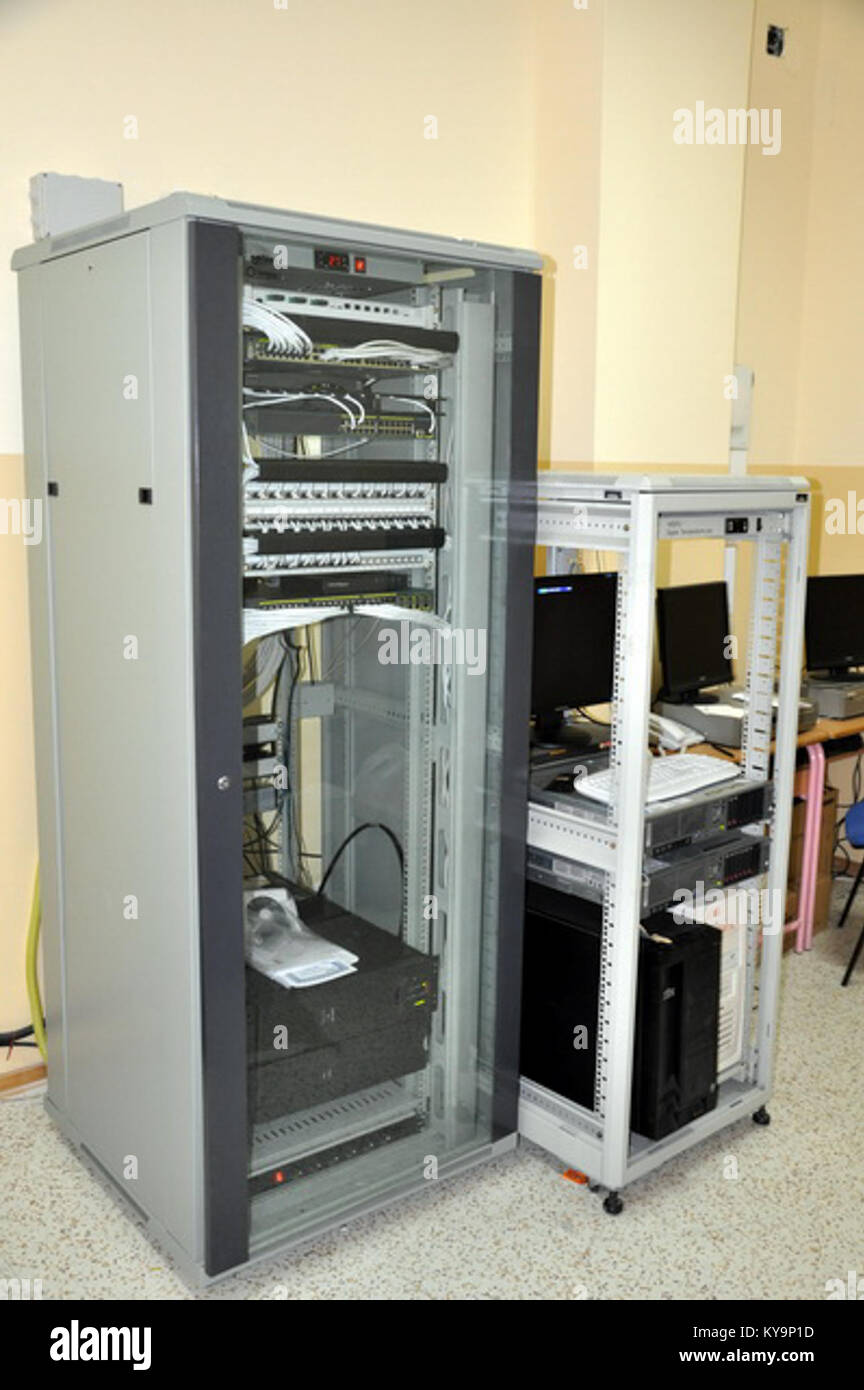 Fotografia della sala server del Mathematical Gymnasium di Belgrado, evidenziando il suo ruolo nel sostenere la tecnologia e l'educazione matematica della scuola. Foto Stock