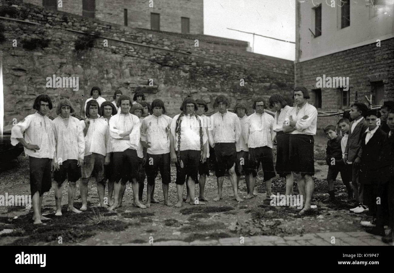 L'opera d'arte raffigura lo sbarco di Juan Sebastián Elcano a Getaria, in Spagna, mostrando navi, equipaggio e paesaggio costiero. Foto Stock