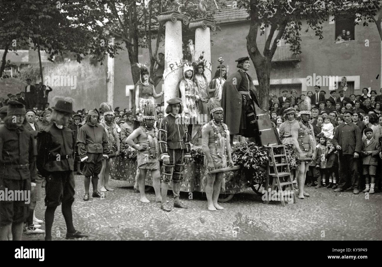 Un dipinto storico che raffigura lo sbarco di Juan Sebastián Elcano a Getaria, in Spagna, mostrando navi, equipaggio e caratteristiche costiere. Foto Stock