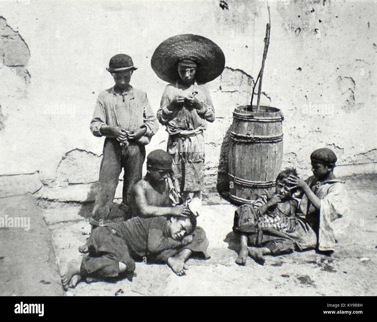 Scugnizzi intenti a spidocchiarsi, Napoli 1880 Foto stock - Alamy