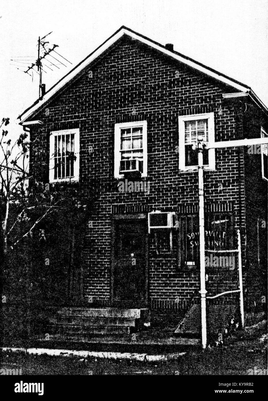 Un'immagine storica di 14 Chestnut Street a Somerville, Massachusetts, che mostra le caratteristiche architettoniche dell'edificio e il suo posto all'interno della comunità locale. Foto Stock Un'immagine storica di 14 Chestnut Street a Somerville, Massachusetts, che mostra le caratteristiche architettoniche dell'edificio e il suo posto all'interno della comunità locale. Foto Stock