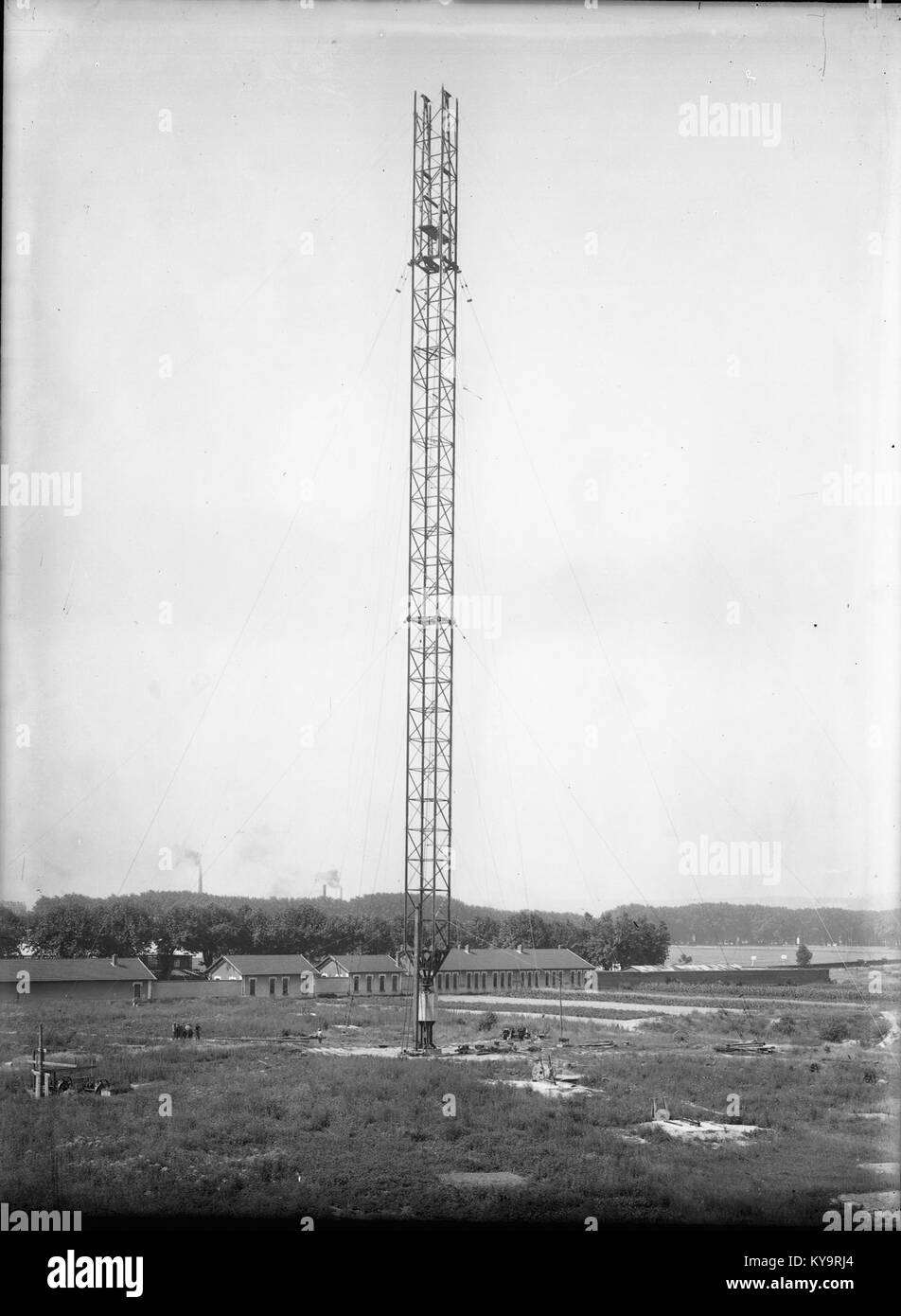 Fotografia della Station de la Doua, una stazione radiotelegrafica e radiotelefonica che mostra le torri di comunicazione e le infrastrutture in Francia. Foto Stock