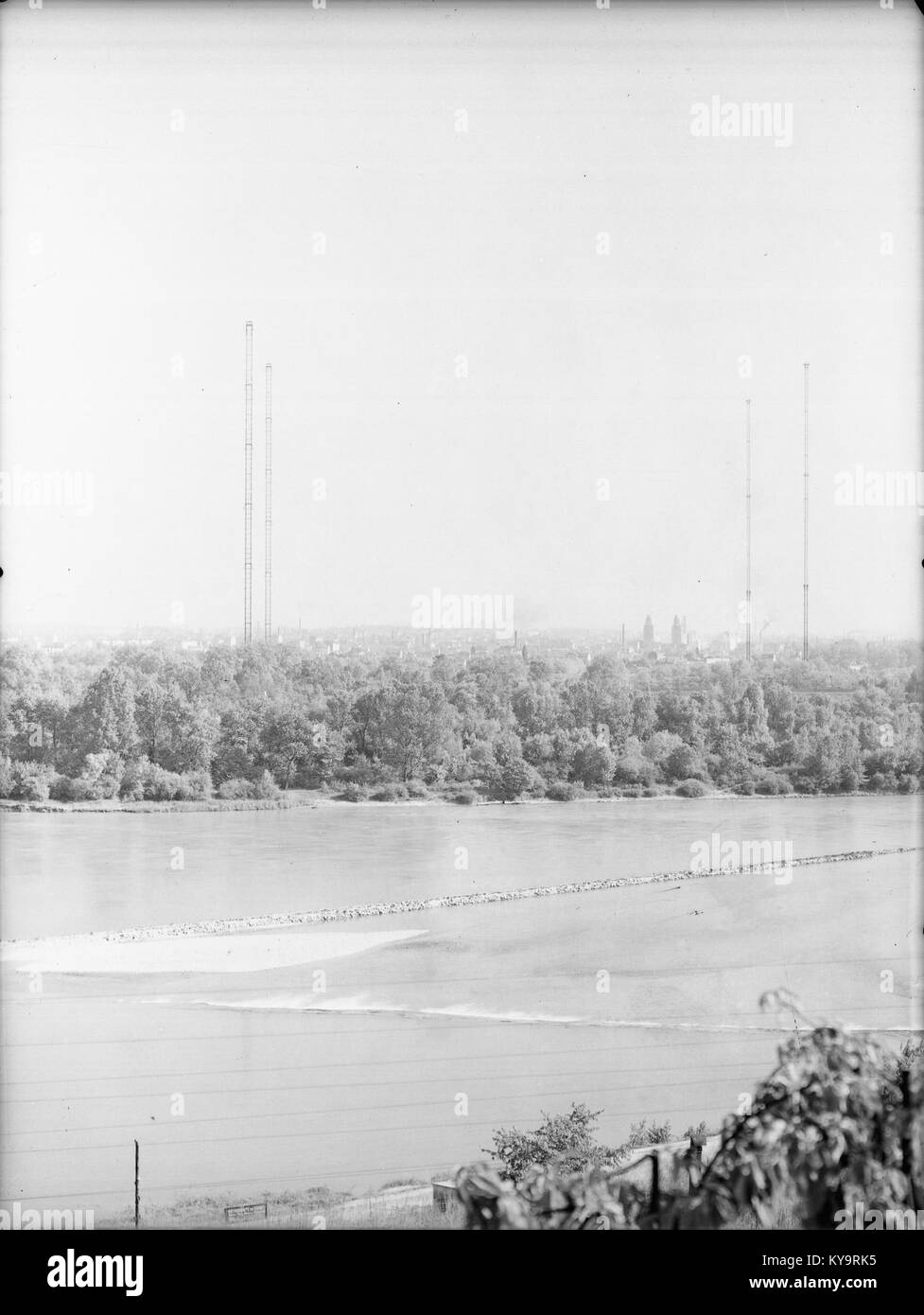Questa vista dell'inizio del XX secolo da Crépieux mostra Villeurbanne, un sobborgo di Lione, in Francia. Presenta la stazione Doua e le torri Gratte-Ciel, che riflettono la crescita urbana dell'area durante questo periodo. Foto Stock
