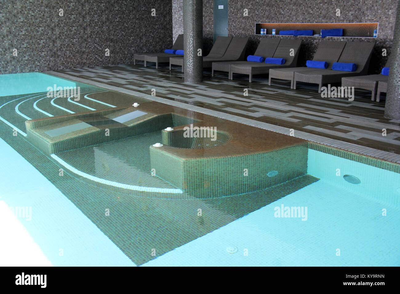 Piscina spa in una montagna spa resort Foto Stock