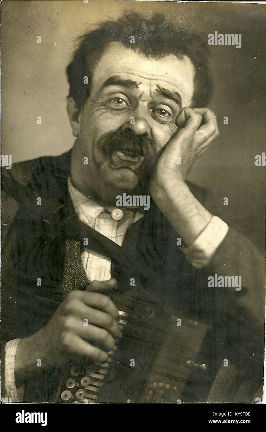 Fotografia che raffigura una scena di strada durante un evento pubblico di canti o festival, mostrando partecipanti, spettatori e dintorni urbani in una città ceca. Foto Stock