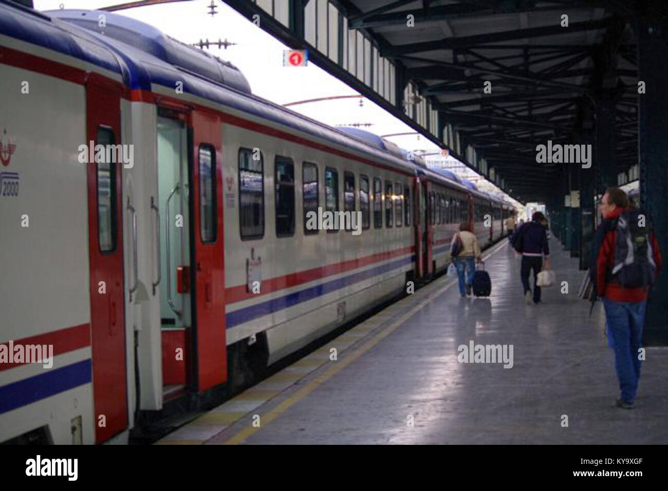 Questa immagine raffigura il sistema ferroviario turco, un aspetto significativo della storia dei trasporti in Turchia. La rete ferroviaria ha svolto un ruolo cruciale nello sviluppo economico e sociale del paese. Foto Stock