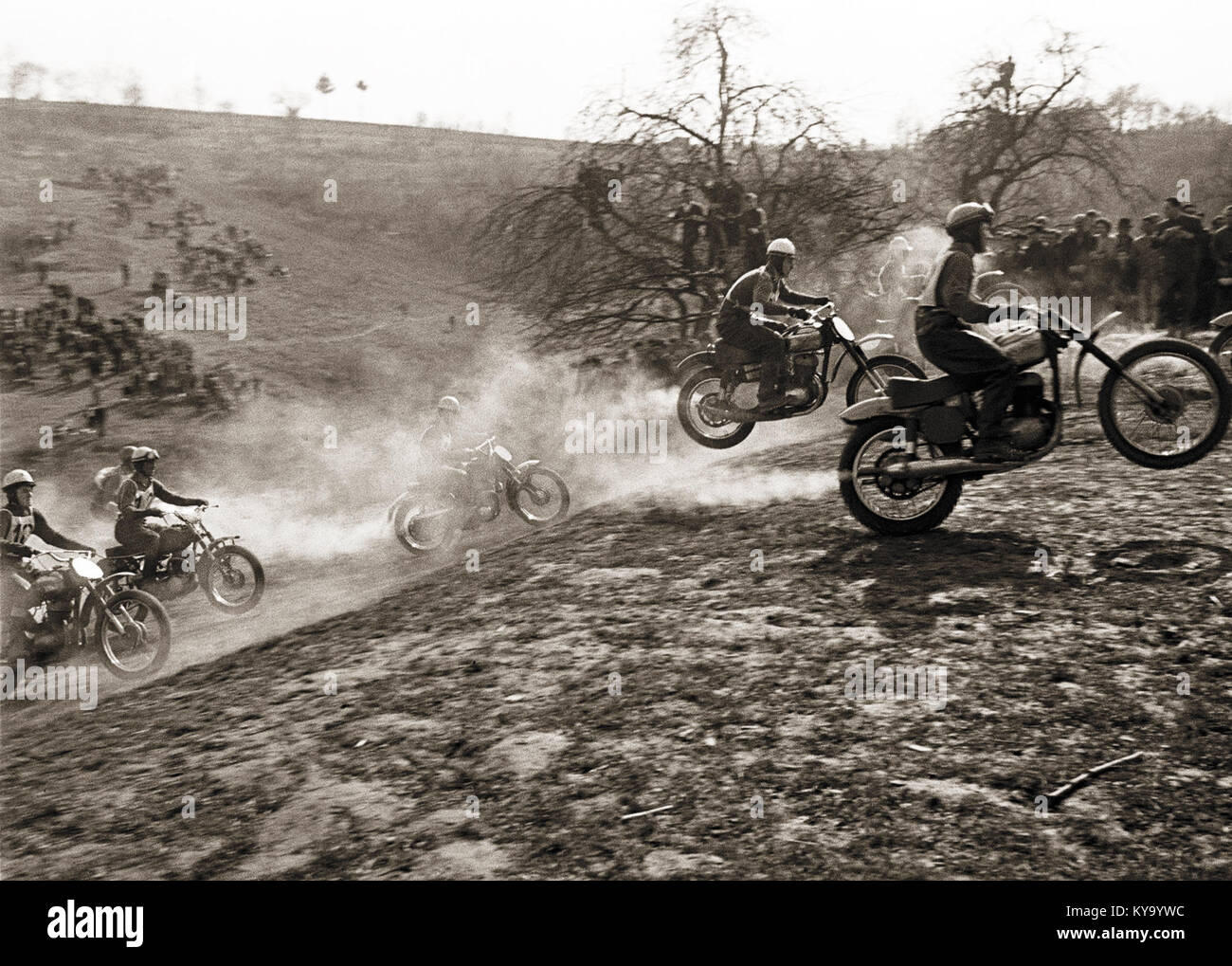 Questa foto mostra una gara di motocross tenutasi a Slivnica nel 1964, che riflette lo sviluppo iniziale dello sport nella zona. L'evento mette in evidenza la popolarità del motocross durante gli anni '1960 e il suo ruolo nel plasmare la cultura sportiva regionale. Foto Stock