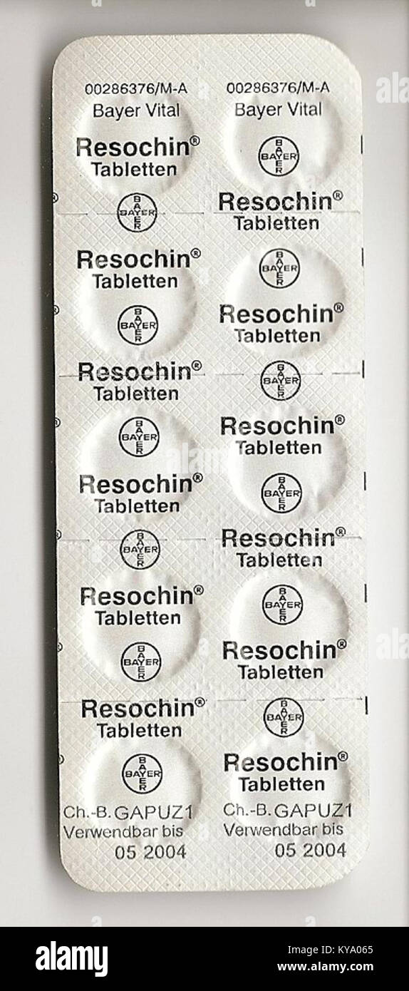 L'immagine mostra il retro delle compresse di Resochin®, un prodotto farmaceutico usato per trattare la malaria. L'etichetta include le istruzioni per il dosaggio e i dettagli dell'imballaggio per uso medico nel trattamento della malaria. Foto Stock