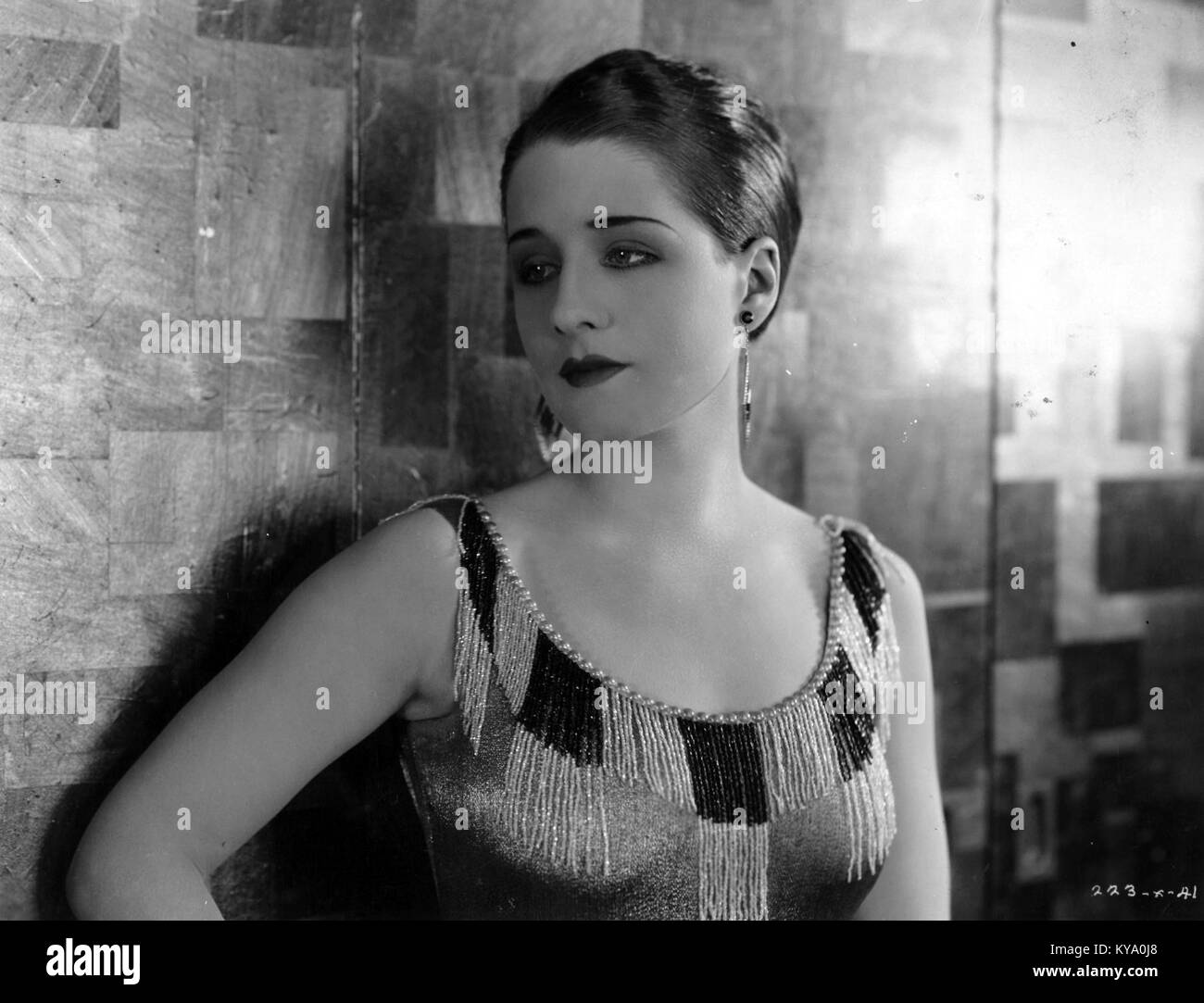 Norma Shearer è protagonista del film degli anni '1930 "Slave to Fashion", dove interpreta un personaggio che naviga nel mondo della moda e dello status sociale nell'America dei primi anni del XX secolo. Foto Stock