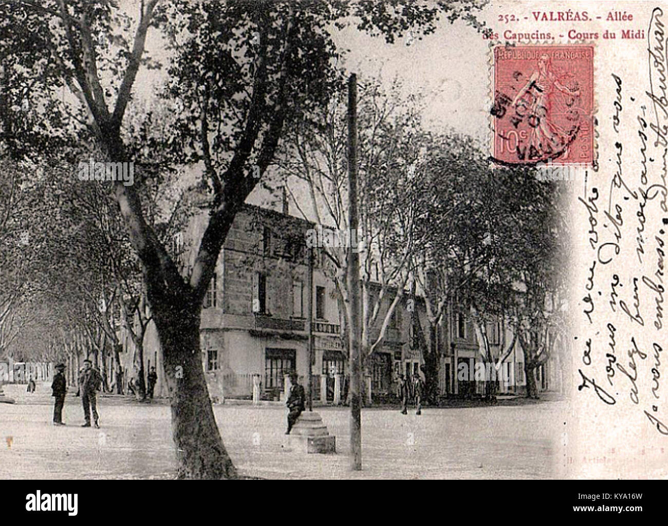 L'Allée des Capucins e il Cours du Midi di Valréas, in Francia, sono strade note per la loro architettura urbana e il loro significato storico nel centro della città. Foto Stock