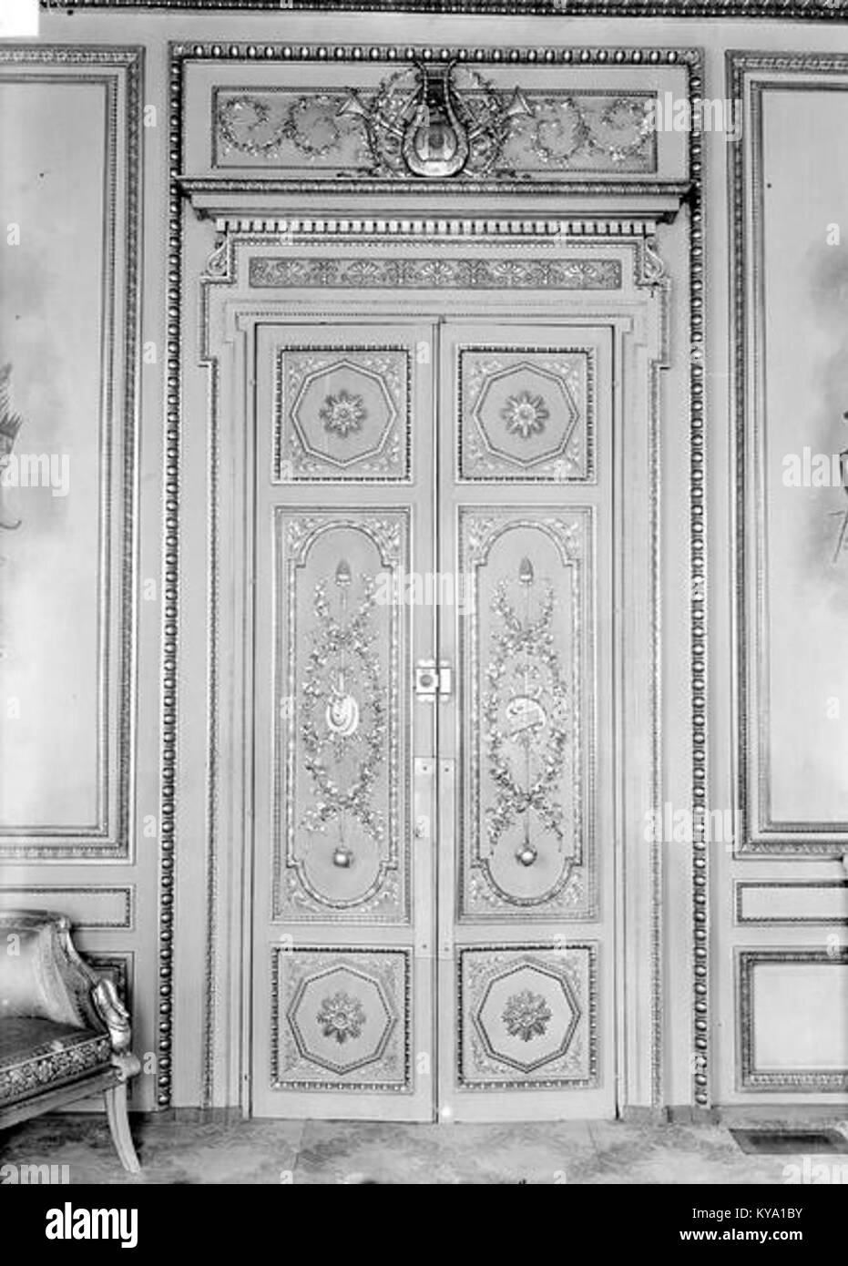 Una panoramica del Palais de l'Élysée di Parigi, Francia, che mette in evidenza l'architettura, la facciata e il ruolo dell'edificio come residenza presidenziale francese. Foto Stock