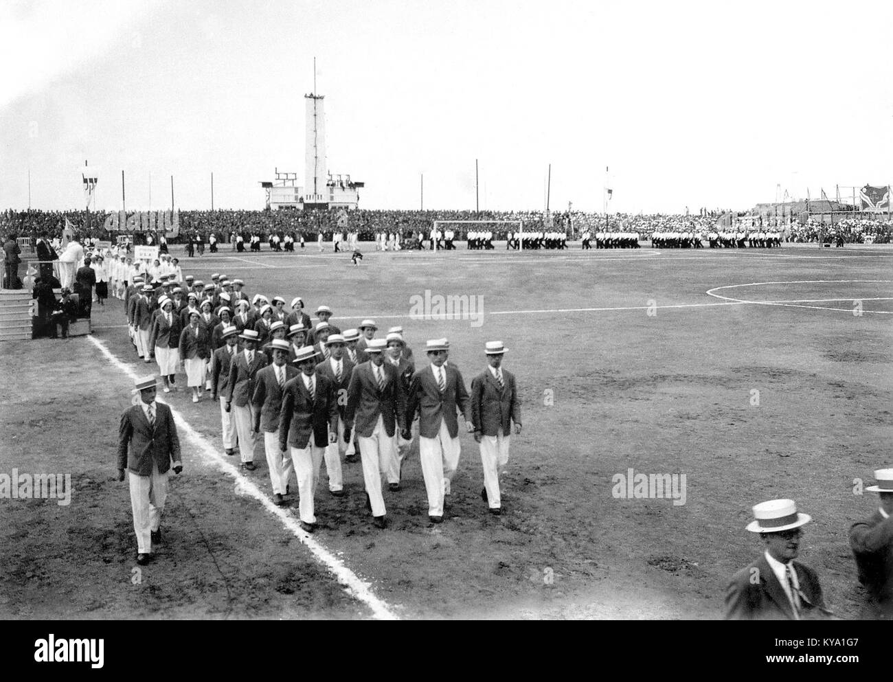 La fotografia dei Maccabiah Games del 1935 mostra la delegazione britannica con atleti e funzionari che partecipano all'evento sportivo ebraico internazionale in Palestina, riflettendo il significato culturale e atletico dei giochi. Foto Stock