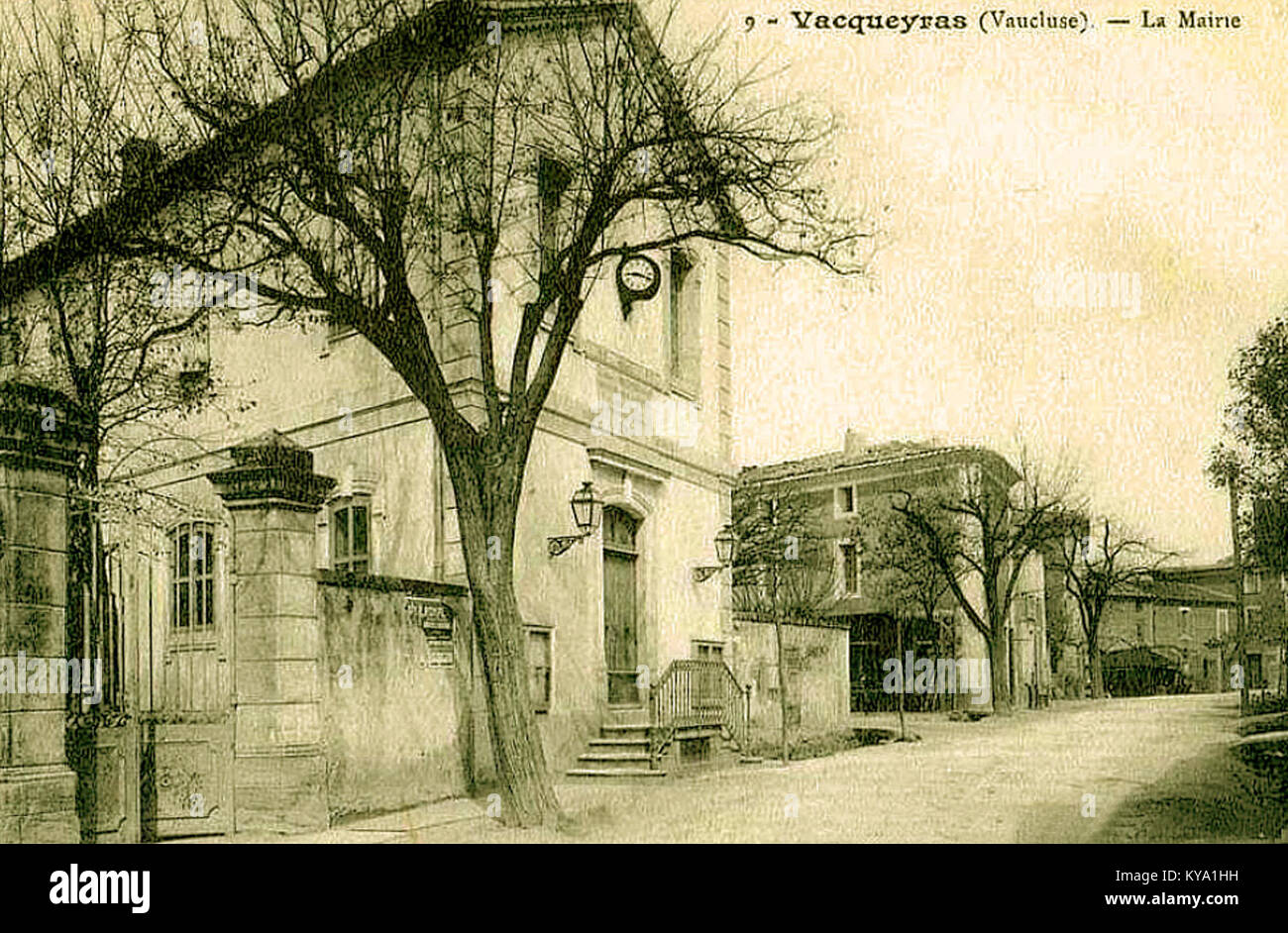 Fotografia dell'ex municipio di Vacqueyras, in Francia, ora convertito in una scuola pubblica, che mostra il riutilizzo adattivo di edifici storici. Foto Stock