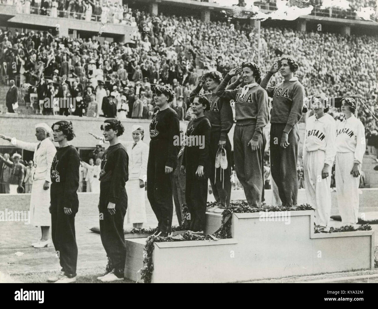 Fotografia della medaglia a staffetta femminile di 4 x 400 metri presentata alle Olimpiadi di Berlino del 1936, con l'obiettivo di evidenziare atleti, podio e cerimonia olimpica Foto Stock