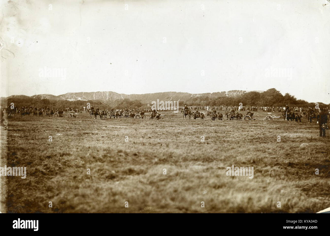 Questo album fotografico contiene 57 immagini che documentano le seconde giornate sportive nazionali del 1926, catturando gare atletiche, partecipanti e coinvolgimento pubblico nei Paesi Bassi. Foto Stock