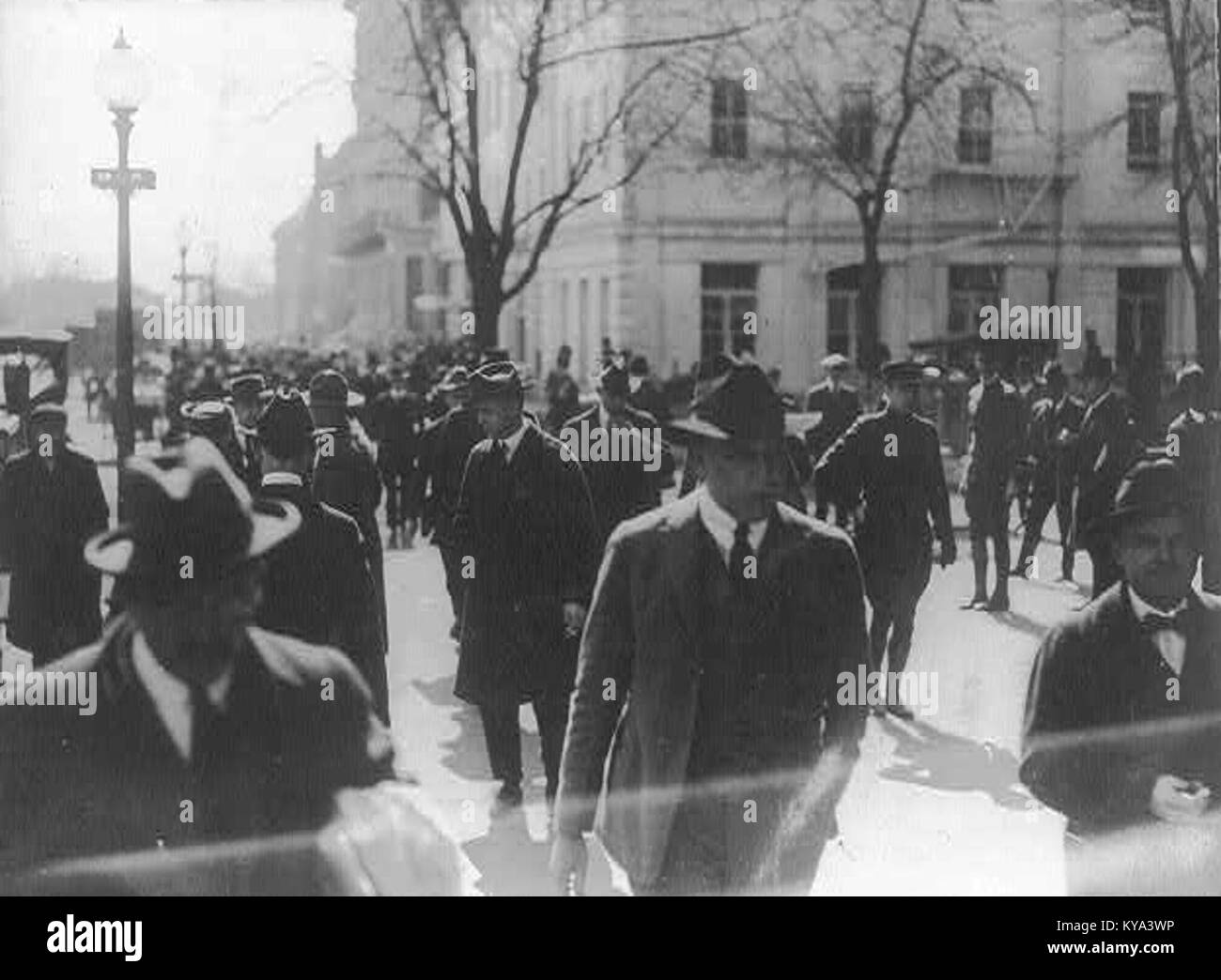 Una fotografia storica che mostra una scena di strada a Washington, D.C. l'immagine fornisce informazioni sul paesaggio urbano e sulla vita quotidiana nella capitale degli Stati Uniti durante l'inizio del XX secolo. Foto Stock
