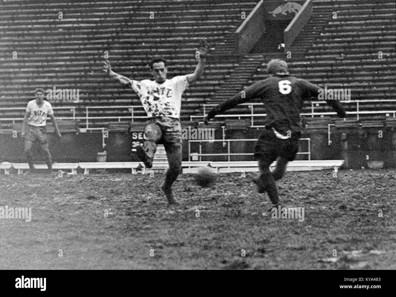 Fotografia della squadra di calcio dell'Università di Pittsburgh nel 1965, che mostra giocatori, stadio e attività sportive universitarie durante un evento NCAA. Foto Stock