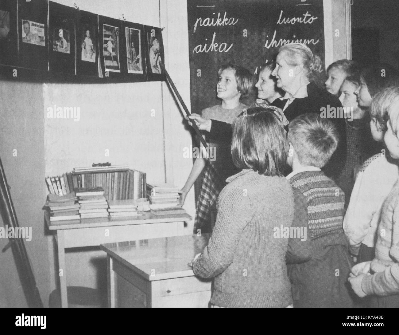 La fotografia del 1955 della scuola Soininen di Pukinmäki, Finlandia, cattura l'architettura educativa e la vita scolastica nella Finlandia della metà del XX secolo. Foto Stock