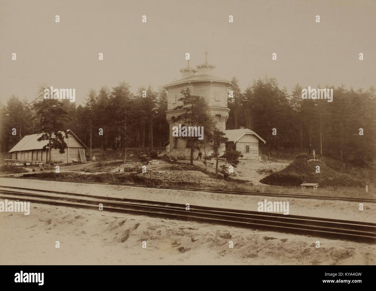 La torre dell'acqua della stazione ferroviaria di Võru in Estonia, parte dell'infrastruttura ferroviaria storica, che illustra le strutture ingegneristiche e operative dell'inizio del XX secolo. Foto Stock