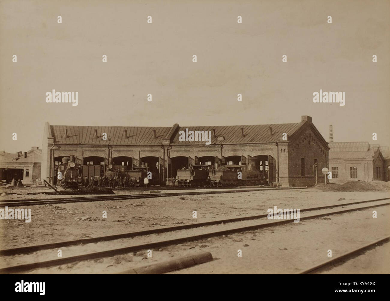 Fotografia del deposito principale della ferrovia Pskov-riga a Valga, che mostra gli edifici ferroviari, i binari e le attrezzature. Foto Stock