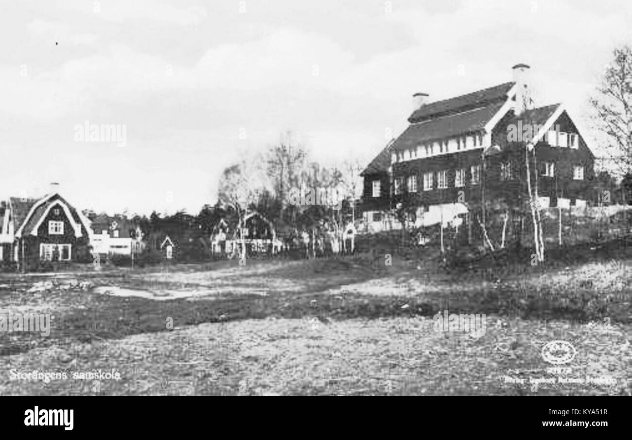 Fotografia di Storängens Samskola nel 1920, una scuola in Svezia, che mostra l'architettura dell'edificio e l'ambiente educativo dei primi anni del XX secolo. Foto Stock
