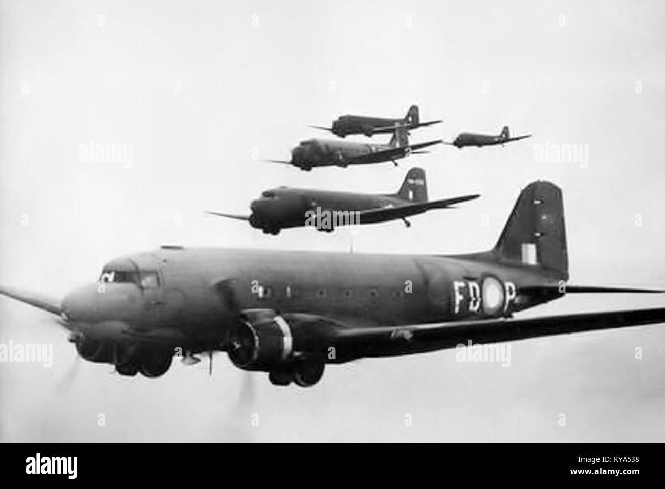 Questo titolo si riferisce all'uso da parte dello Squadrone No. 34 del Dakota Aircraft nel 1944. L'immagine cattura un momento storico nell'aviazione, probabilmente coinvolgendo operazioni militari durante la seconda guerra mondiale Foto Stock