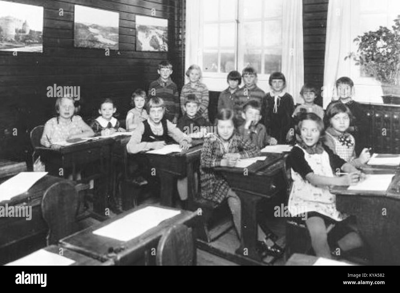 Fotografia di Storängens Samskola nel 1928, che mostra l'edificio scolastico, il parco giochi e l'ambiente educativo in Svezia. Foto Stock