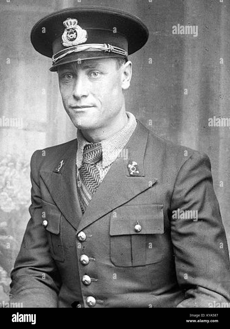 Una fotografia di un impiegato di un ufficio postale di Poșta Română tra il 1931 e il 1941, che mette in evidenza il lavoro postale, le uniformi e le comunicazioni nella Romania interbellica. Foto Stock