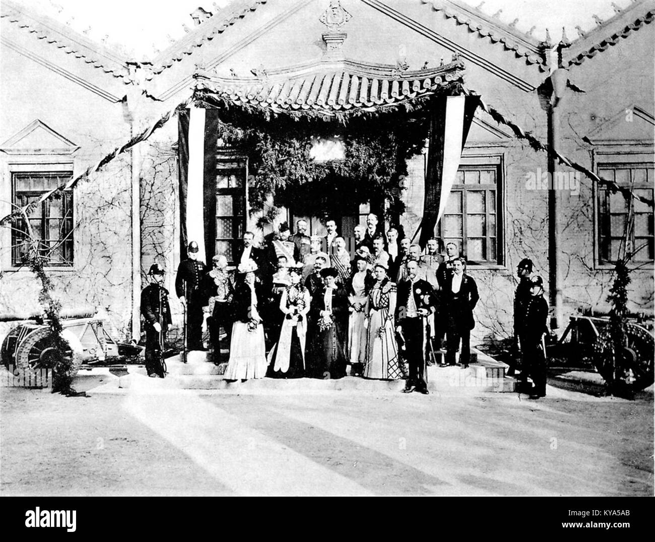 Questa illustrazione del XIX secolo raffigura il banchetto tenuto per il matrimonio della regina Guglielmina dei Paesi Bassi. La scena cattura gli allestimenti formali, gli ospiti in abiti d'epoca ed elementi cerimoniali associati ai matrimoni reali. Foto Stock