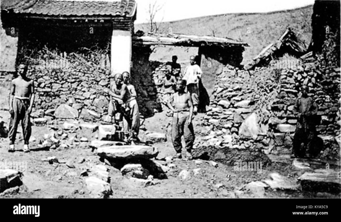 Fotografia del tempio Kuangin dedicato alla Dea della Misericordia di fronte a Jehol, in Cina, che mostra l'architettura religiosa, la disposizione del tempio e l'ambiente circostante. Foto Stock