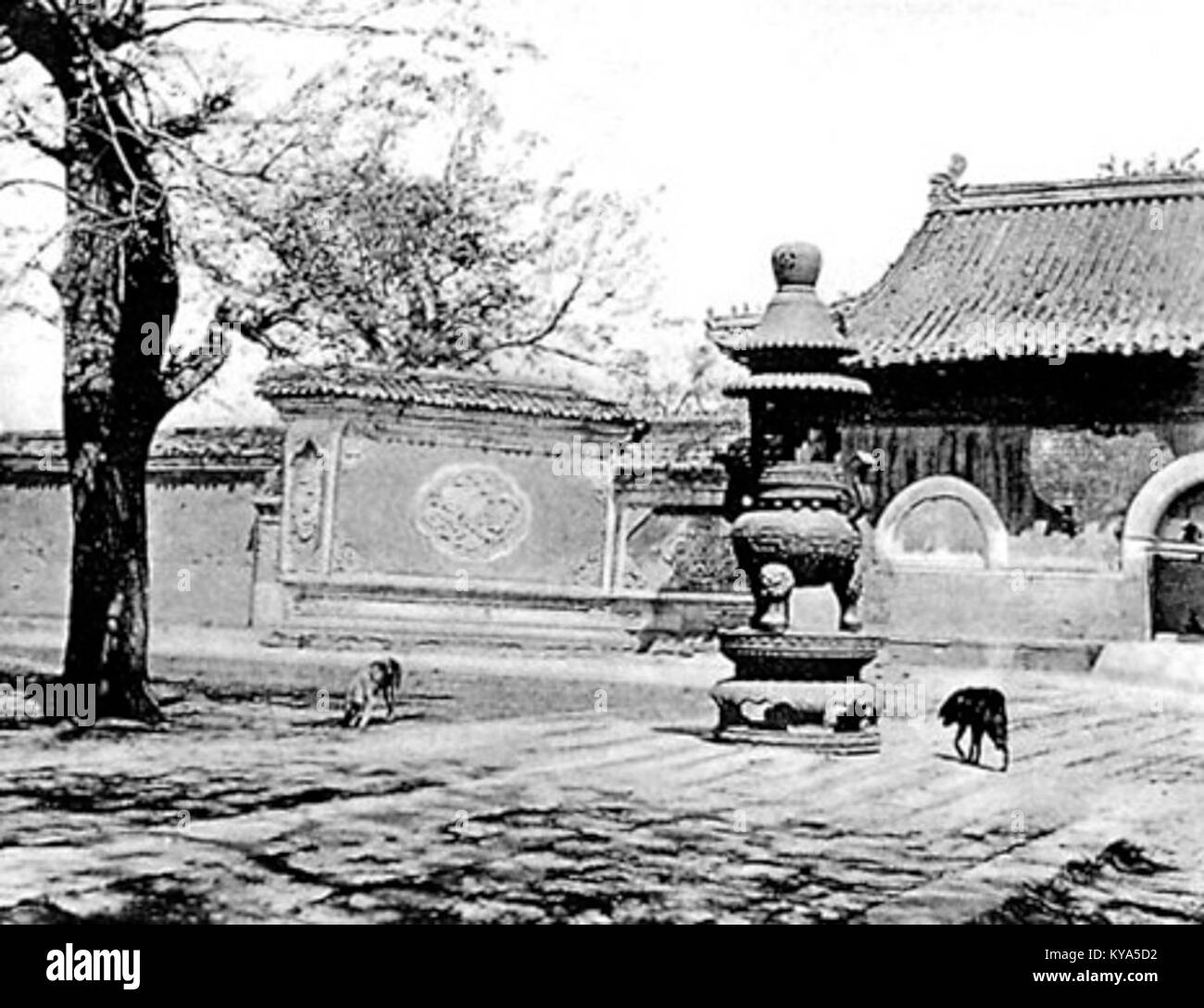 Fotografia del tempio situato nel parco di caccia meridionale, che mostra dettagli architettonici, paesaggio circostante e significato storico. Foto Stock