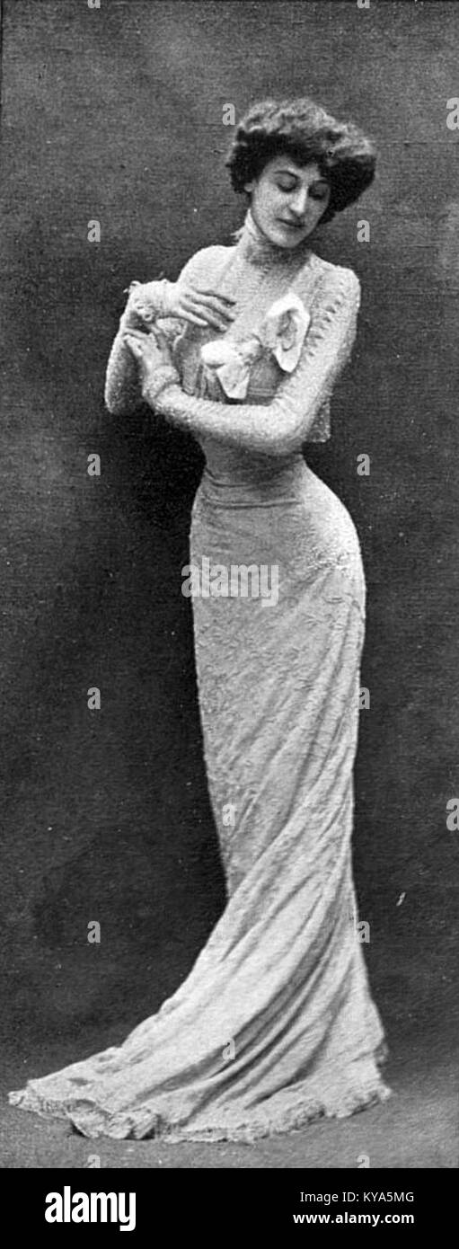 Questo abito da sera del 1902 di Redfern rappresenta la moda haute couture dell'inizio del XX secolo, con un design elegante, tessuti di lusso e una cura artigianale dettagliata. Foto Stock