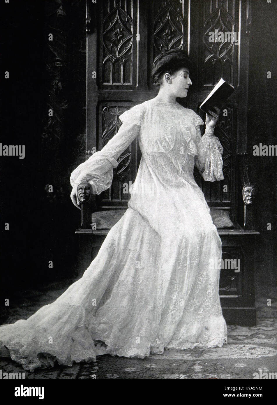 Illustrazione di moda di un abito da interni Redfern del 1903, che mostra dettagli di design e couture dell'inizio del XX secolo Foto Stock