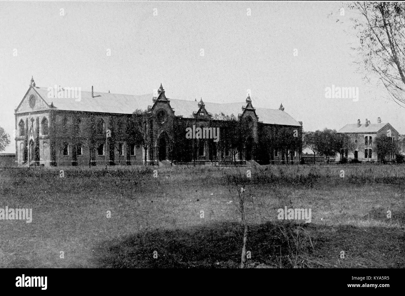 Questa fotografia mostra il North China College di T'ung Chou, raffigurante il campus, gli edifici, le attività educative e il contesto accademico storico. Foto Stock