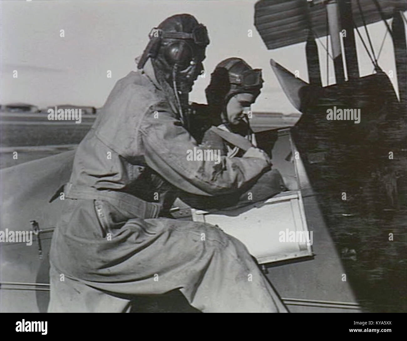 Questa fotografia storica mostra i piloti della No. 11 Elementary Flying Training School (EFTS) della Royal Australian Air Force (RAAF). L'immagine riflette la storia dell'addestramento e dell'aviazione durante la seconda guerra mondiale. Foto Stock
