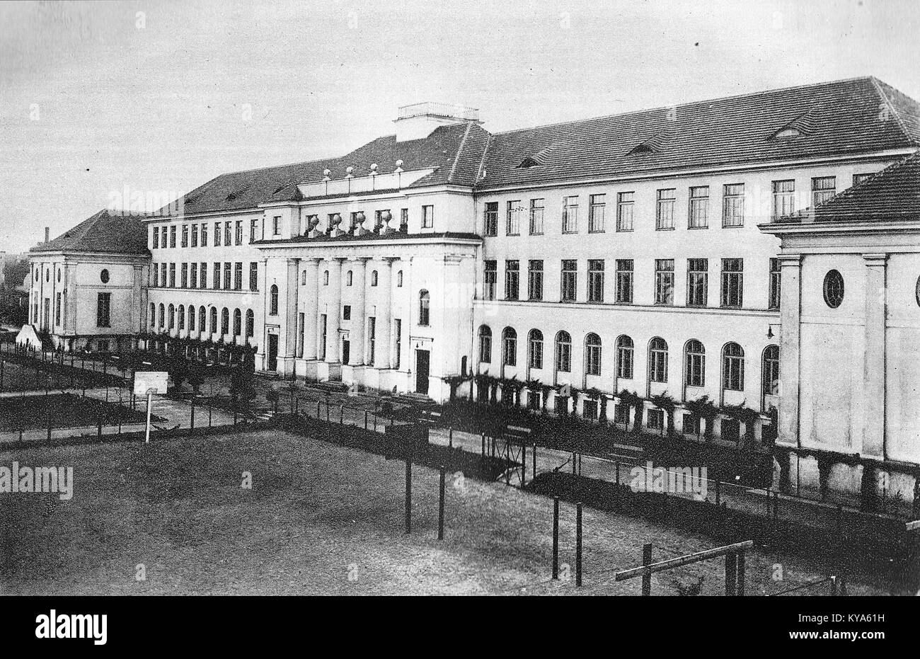 Szkola Tramwajowa, situata a ul. Mlynarska 21 in Polonia, è stata una scuola storica che ha contribuito all'educazione locale e allo sviluppo della comunità durante il suo periodo operativo. Foto Stock