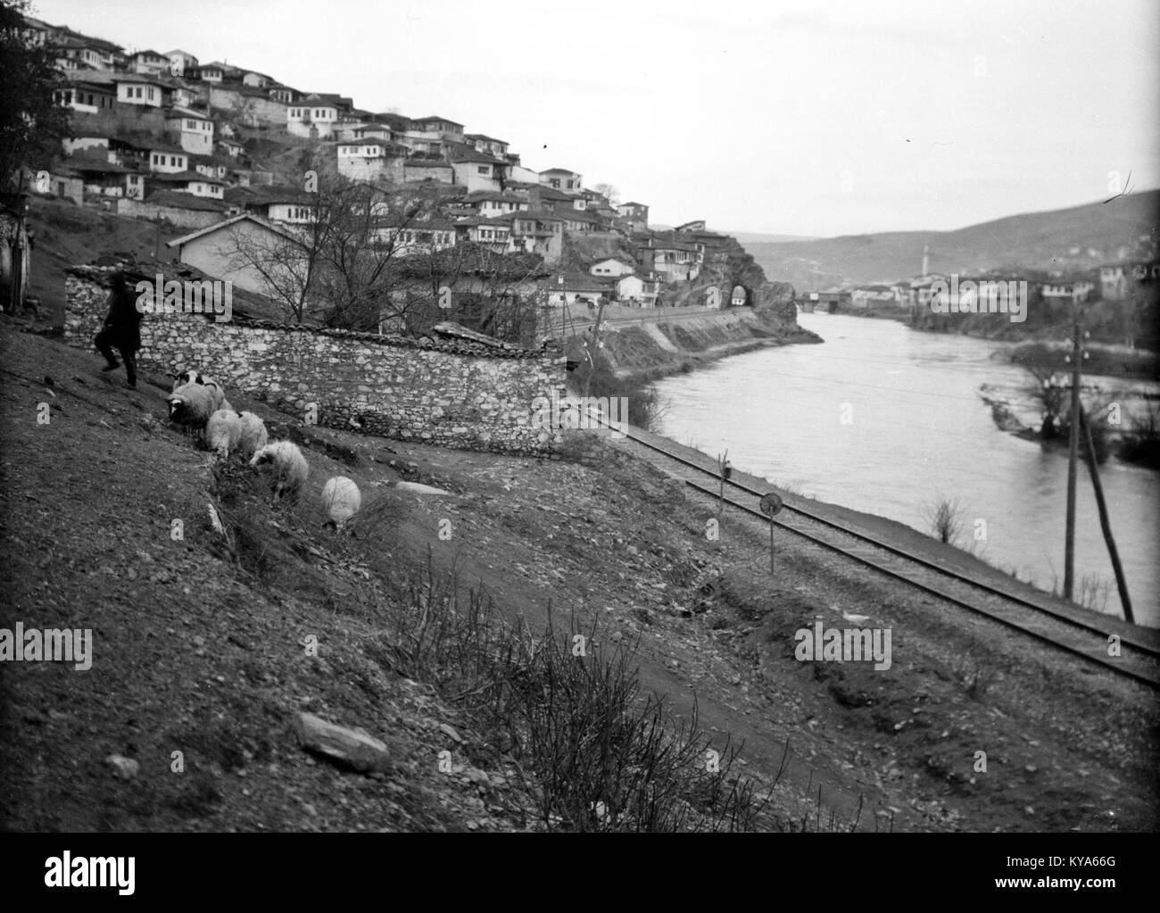 Questa fotografia raffigura il fiume Vardar, evidenziando il suo paesaggio naturale, le rive del fiume e l'ambiente circostante nella regione balcanica. Foto Stock