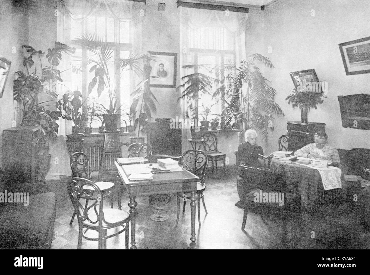 Una stanza degli insegnanti all’interno di una struttura educativa, utilizzata per la preparazione accademica, la discussione e le riunioni del personale relative all’amministrazione scolastica. Foto Stock