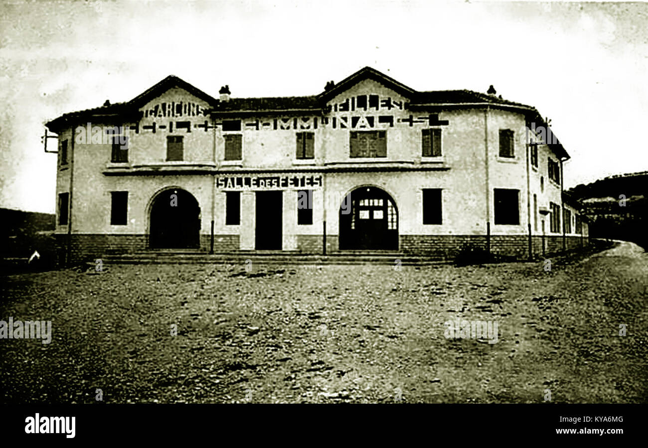 Mormoiron, comune della Provenza-Alpi-Côte Azzurra, Francia, con un centro storico, sale pubbliche, spazi sociali e architettura storica. Foto Stock