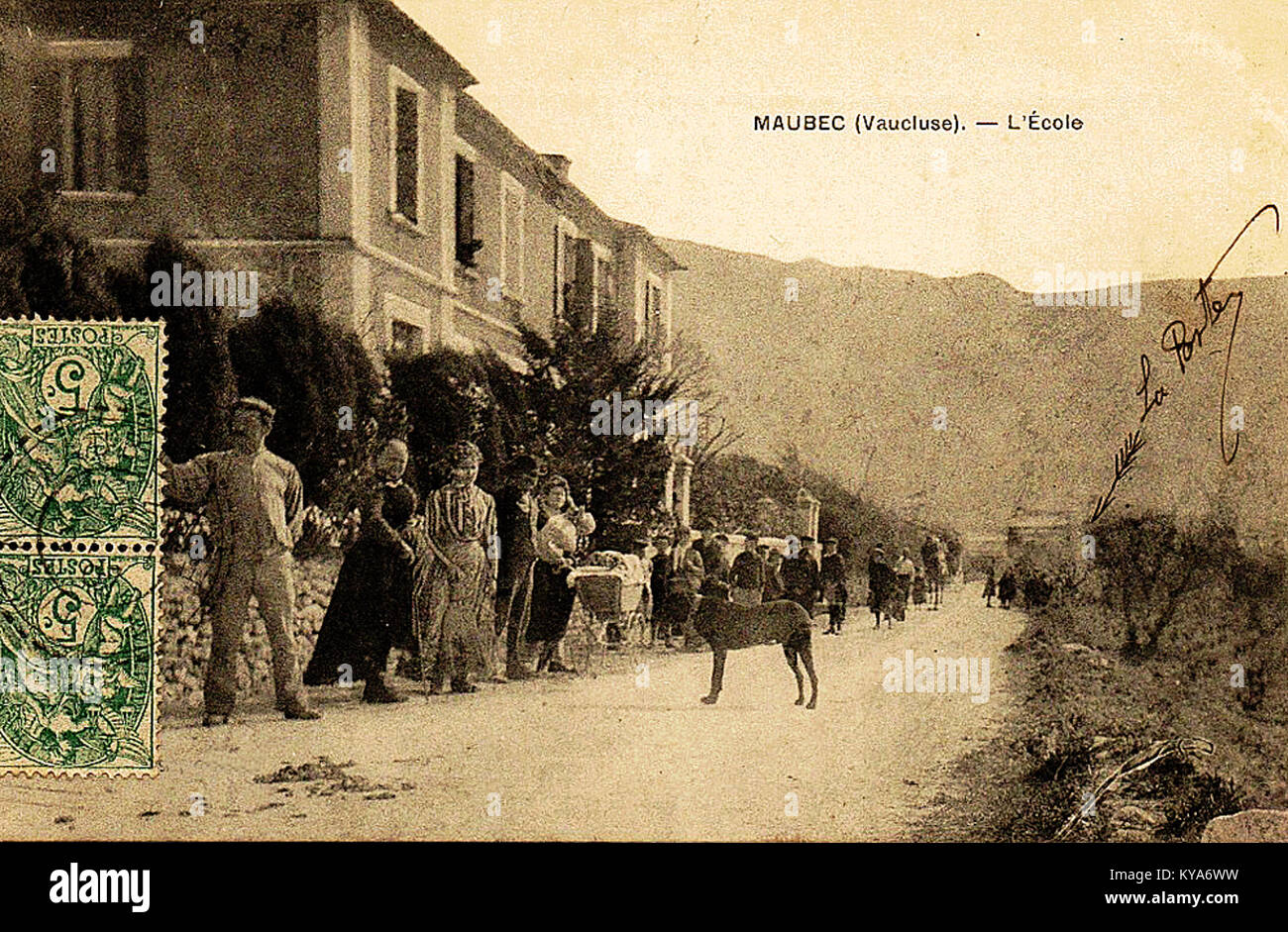 Fotografia della scuola di Maubec, Francia, del 1907, che mostra l'edificio, gli studenti, e l'ambiente circostante del villaggio Foto Stock