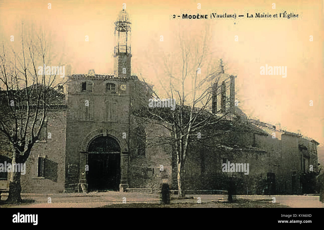 Questo edificio combina un design architettonico moderno con elementi tradizionali, servendo sia come chiesa che come municipio, mostrando l'architettura francese contemporanea e la funzionalità negli spazi comuni. Foto Stock