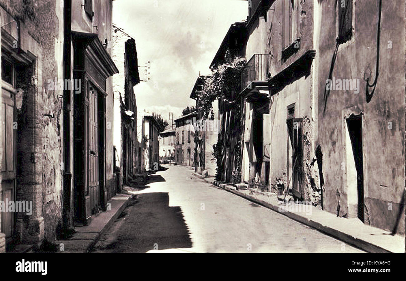 Una cartolina storica del centro del villaggio di Violès nel dipartimento di Vaucluse, che mostra la sua architettura tradizionale e il carattere rurale. Foto Stock