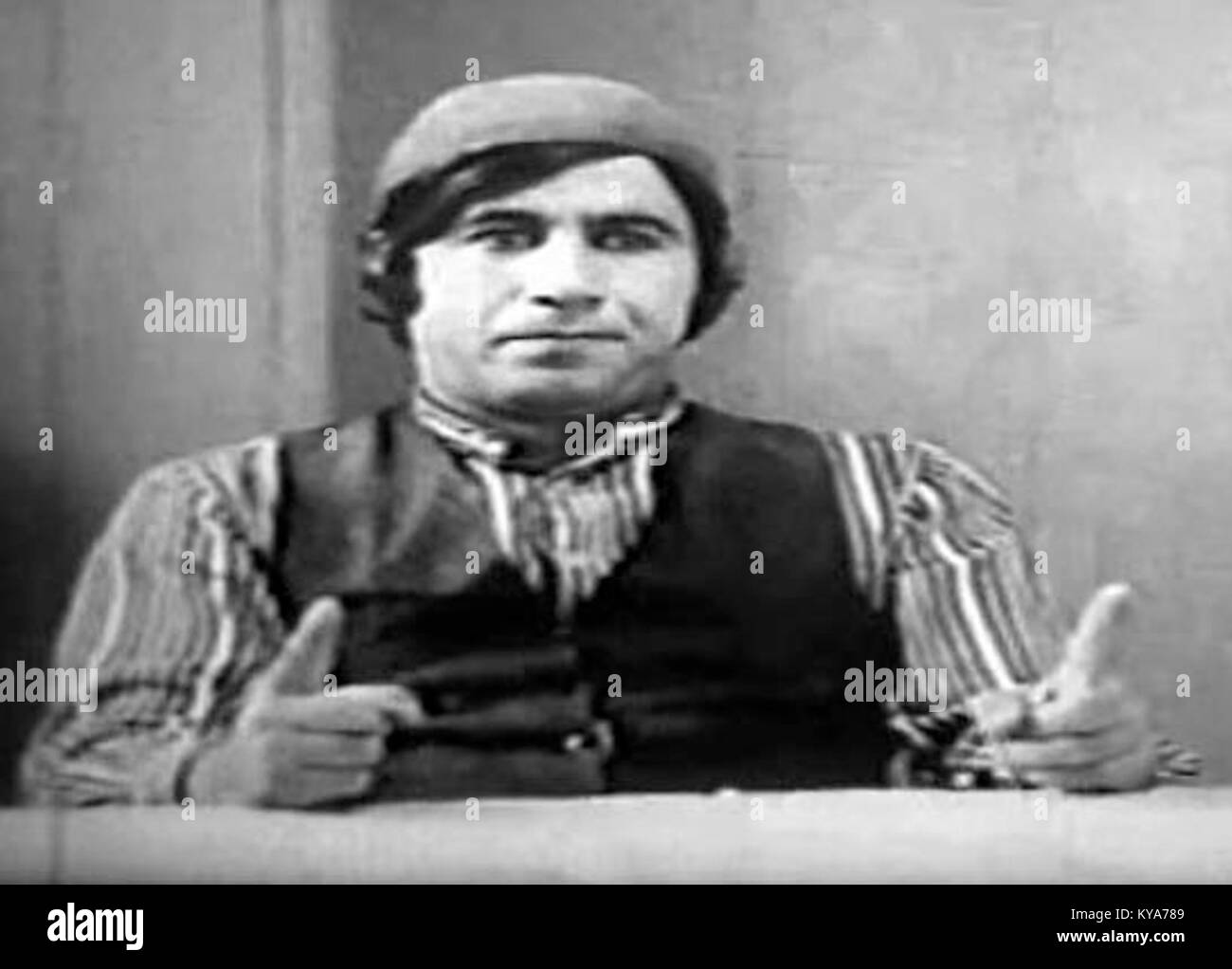 Un ritratto di Samad che mostra la sua somiglianza, l'abbigliamento e il significato culturale, rappresentando la sua identità personale e professionale. Foto Stock