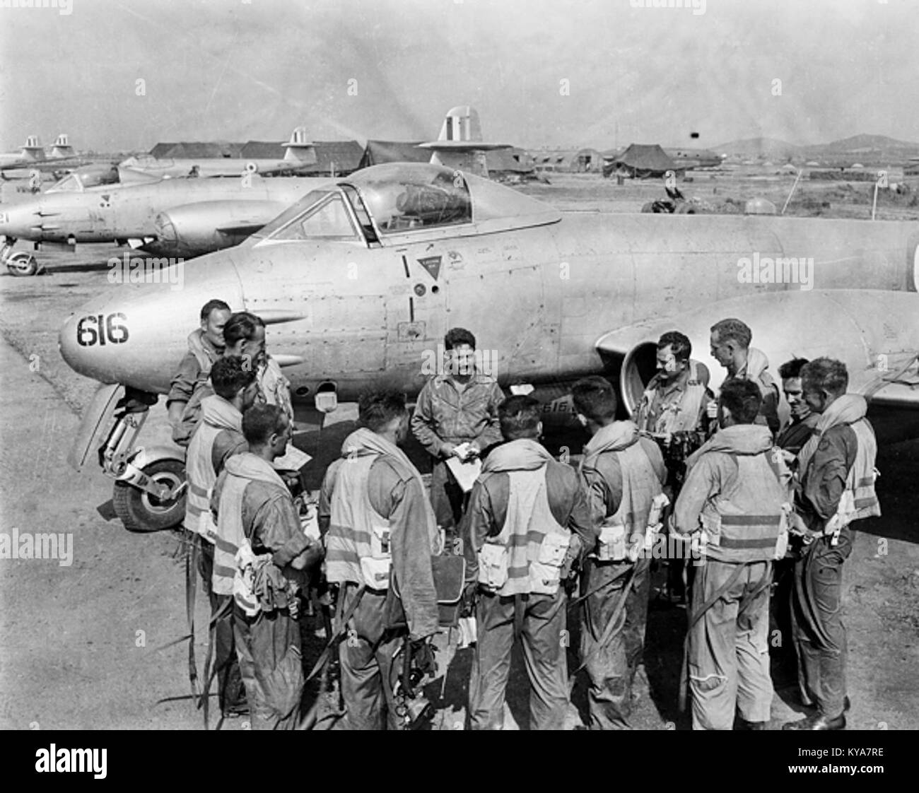 Questa immagine cattura il No. 77 Squadron della Royal Australian Air Force (RAAF) durante la guerra di Corea. Documenta il ruolo e le attività dello squadrone nel conflitto, evidenziando la storia militare australiana durante la guerra. Foto Stock